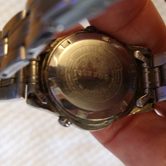 GUC Guess waterproof silver and gold chain link watch. - Picture 7 of 9